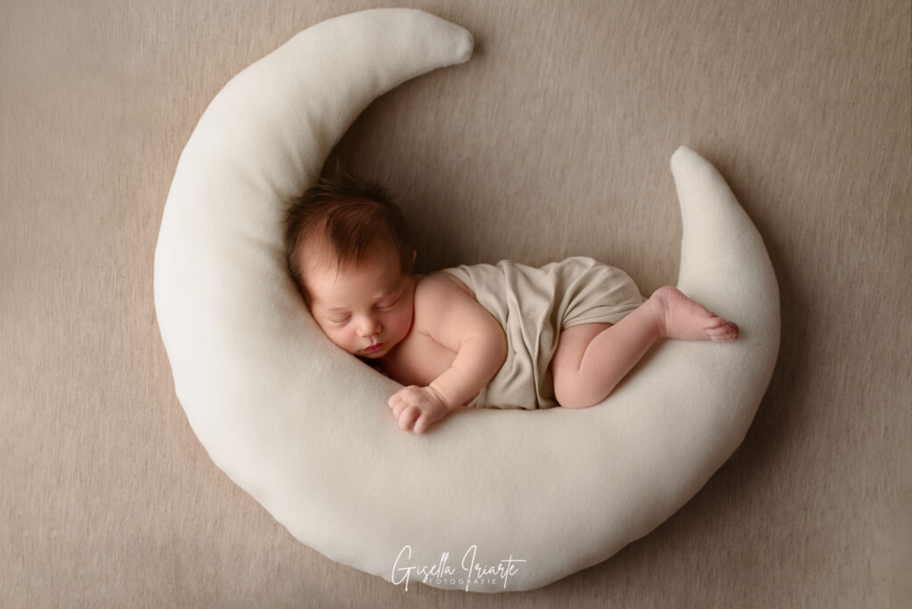 Foto bambina dorme sulla luna