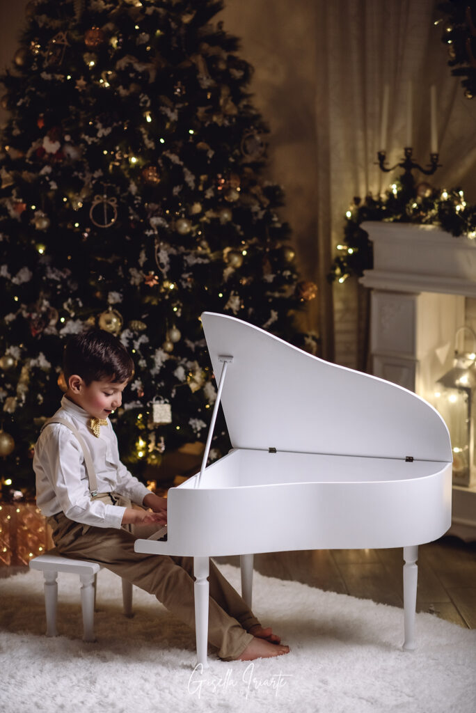 bambino suona pianoforte a natale