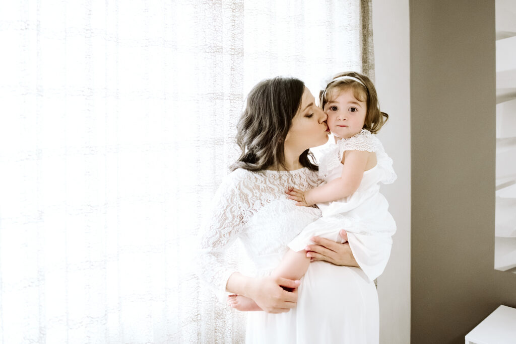 mamma da un bacio alla figlia