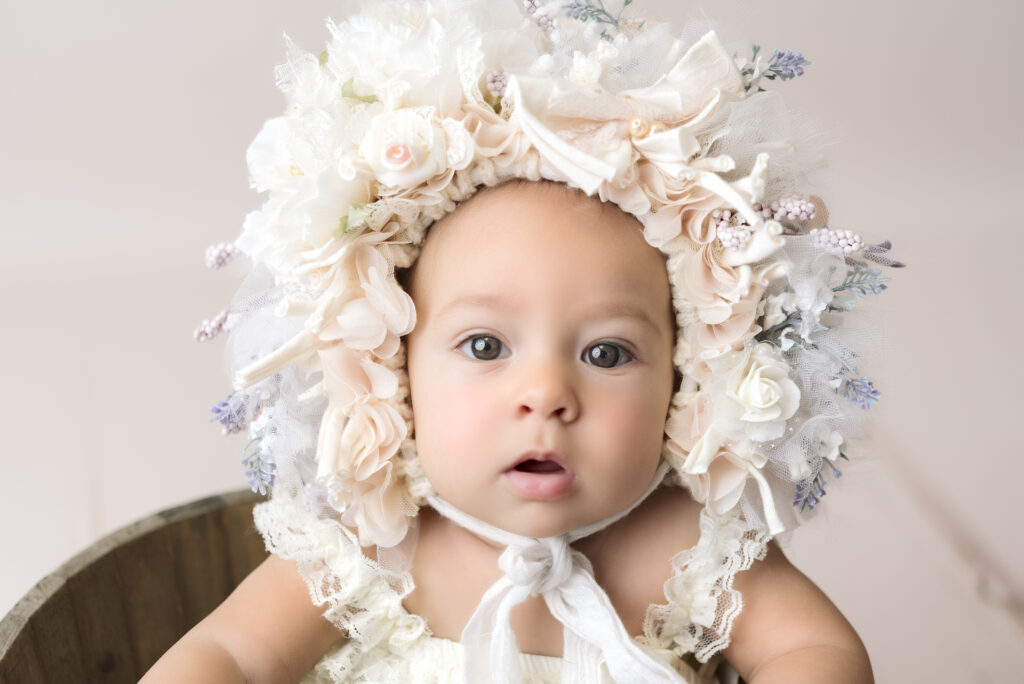 bambino con corona di fiori