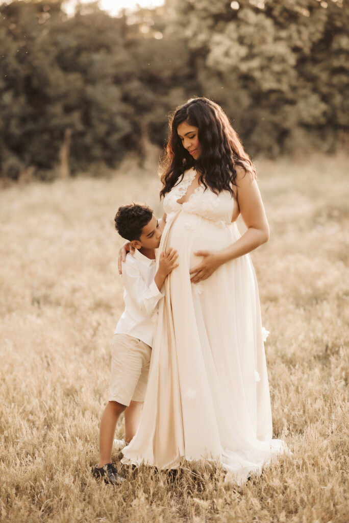 foto mamma e figlio prato