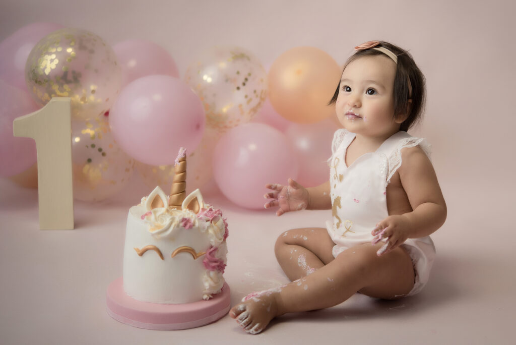 bambina con torta di compleanno