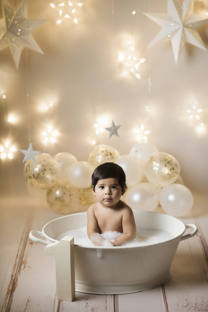 bambino in una vasca da bagno